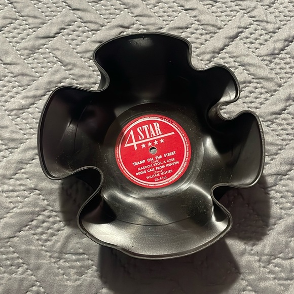 Vinyl Record Bowl Made of Melted 45 Record - Picture 1 of 3